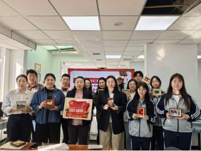 指尖匠心绘红图 党建引领赋新能—直属数字设计学院党支部开展非遗毛毡画主题党日活动