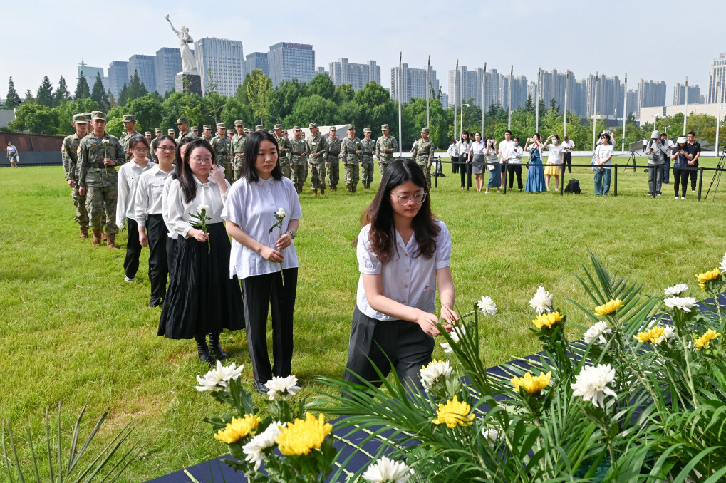 　　2023年9月3日，各界代表在侵华日军南京大屠杀遇难同胞纪念馆的中国人民抗日战争暨世界反法西斯战争胜利78周年纪念活动中敬献鲜花。 新华社记者李博 摄